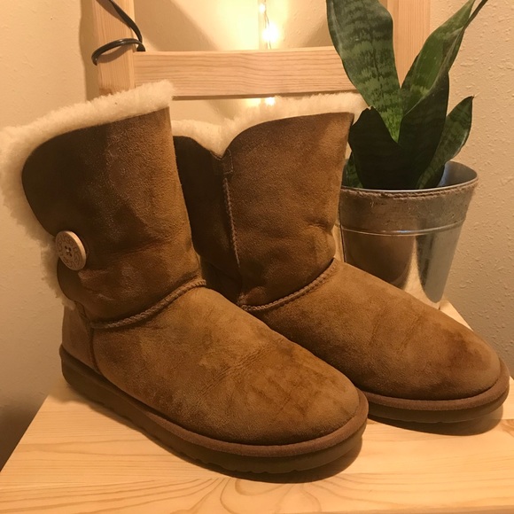 tan bailey button uggs